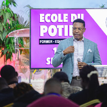 Le docteur Raoul Wafo enseignant à l'école du potier au Temple de la Foi